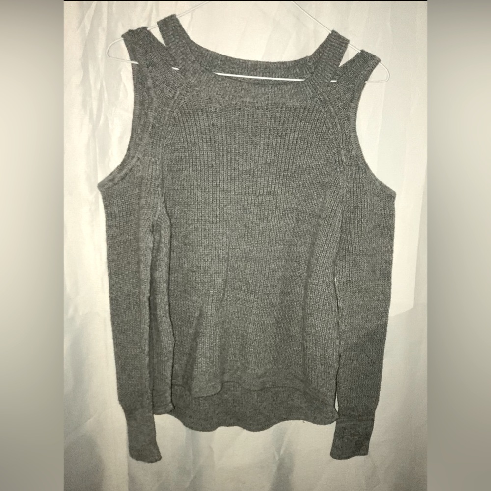 Very thick and comfortable knit shirt. Perfect for the end of this year.